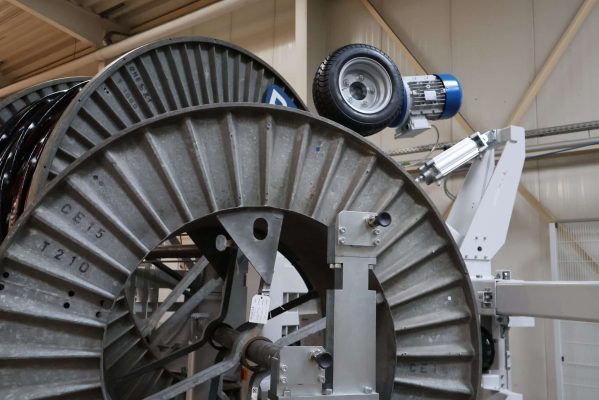 Accelerated cable unwinding with pneumatic wheel on Ramatech unwinding stands