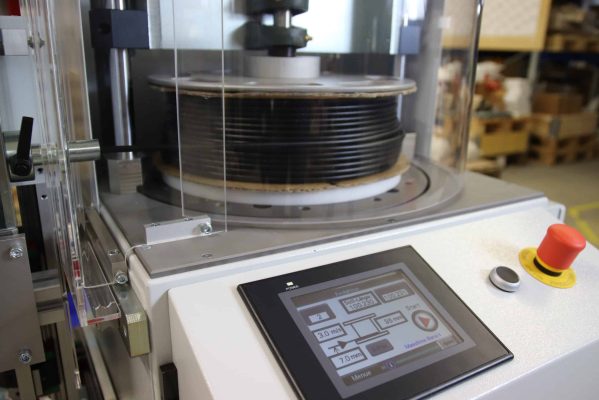 Fertiger Kabelring des Kabelringwicklers KRI 400 SV