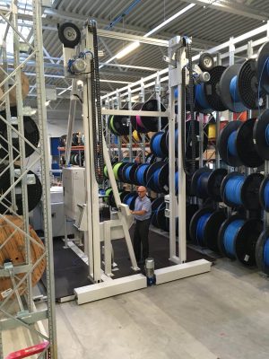 Operator on the double-sided cable reel rack RAMA LA 04