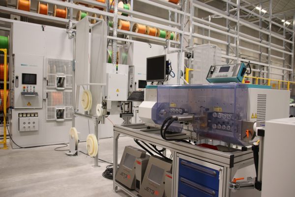 Vollautomatische Kabeltrommellager mit Kabelverarbeitungslinie bestehend aus Speicherarm, Druckern und Schneidemaschine